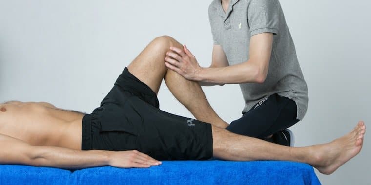 Physiotherapeutische Behandlung am Knie